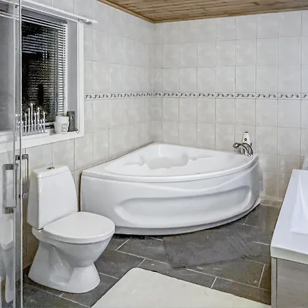 Stunning Home In Vevang